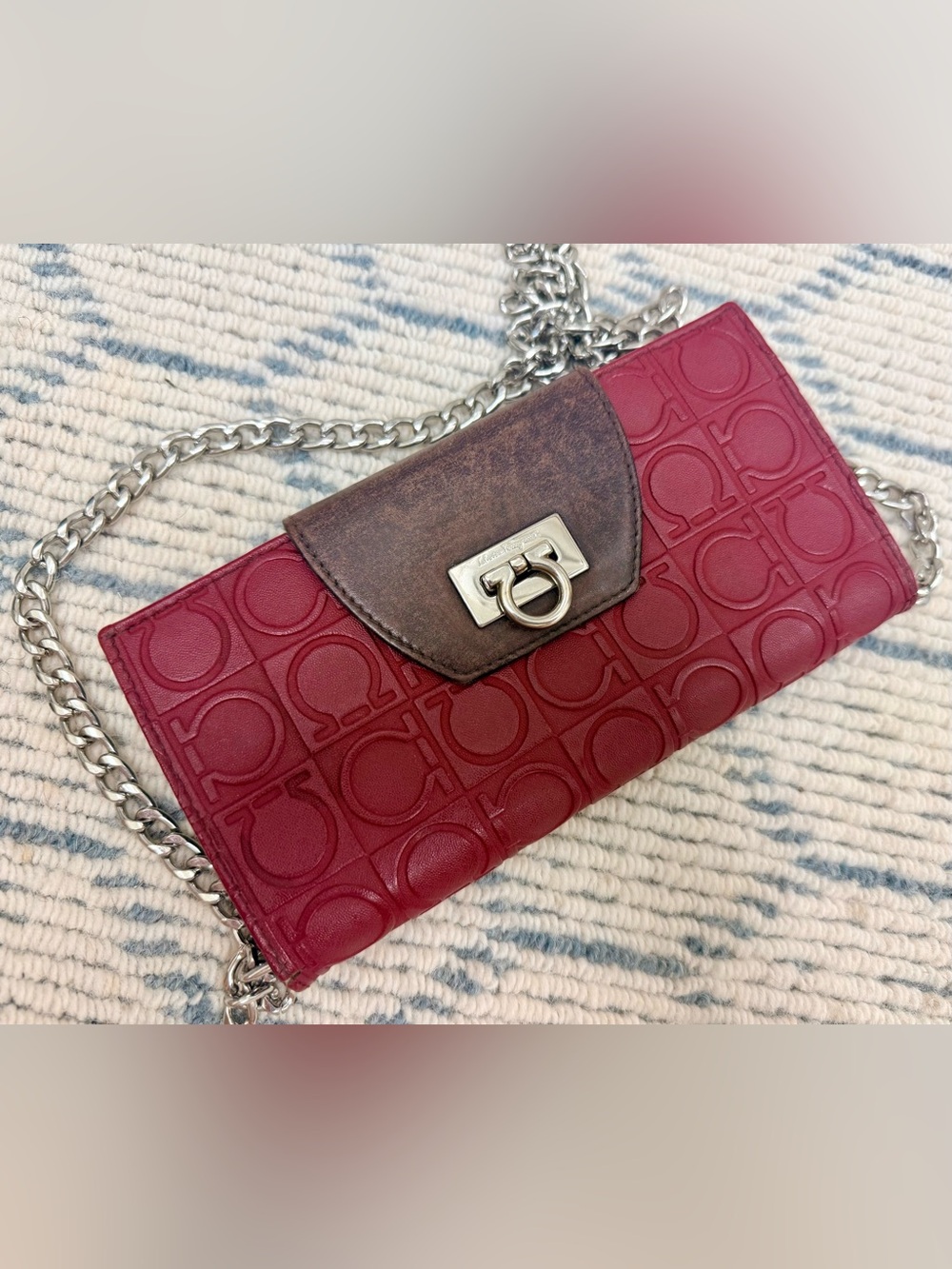 FERRAGAMO Vintage Y2K Red Monogram Embossed Leather 2-Tone Wallet W/ Chain - Picture 6 of 16